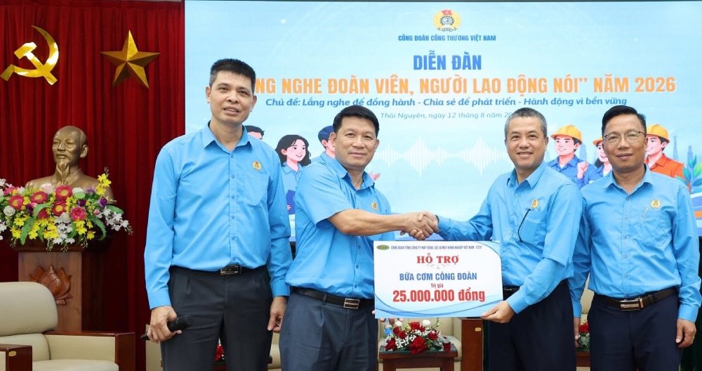 Ông Mai Mạnh Dũng - Chủ tịch Công đoàn Tổng công ty Máy động lực và Máy nông nghiệp Việt Nam - CTCP (thứ 2 từ trái sang) trao hỗ trợ Bữa cơm Công đoàn cho CĐCS tại Diễn đàn “Tháng nghe đoàn viên, người lao động nói” năm 2026. Ảnh: Công đoàn Công Thương Việt Nam