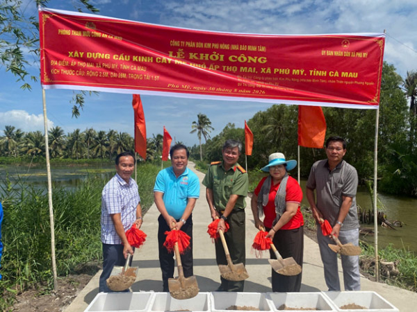 Thượng tá Lê Ngọc Lĩnh, Phó Trưởng phòng, Phòng Tham mưu Công an tỉnh Cà Mau cùng đại diện UBND xã Phú Mỹ và các nhà tài trợ tiến hành lễ khởi công xây dựng cầu “Cây Me Nhỏ”. Ảnh: Cổng TTĐT Công an tỉnh Cà Mau