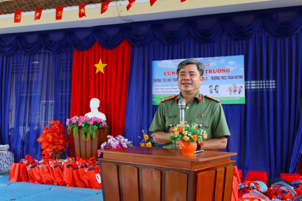 Thượng tá Lê Ngọc Lĩnh, Phó Trưởng phòng, Phòng Tham mưu Công an tỉnh Cà Mau phát biểu tại Chương trình “Cùng em đến trường”. Ảnh: Cổng TTĐT Công an tỉnh Cà Mau