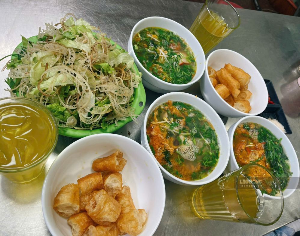 Making delicious and quality crab rice paper to treat families during the National Day holiday 2. 9. Photo: Mai Chau