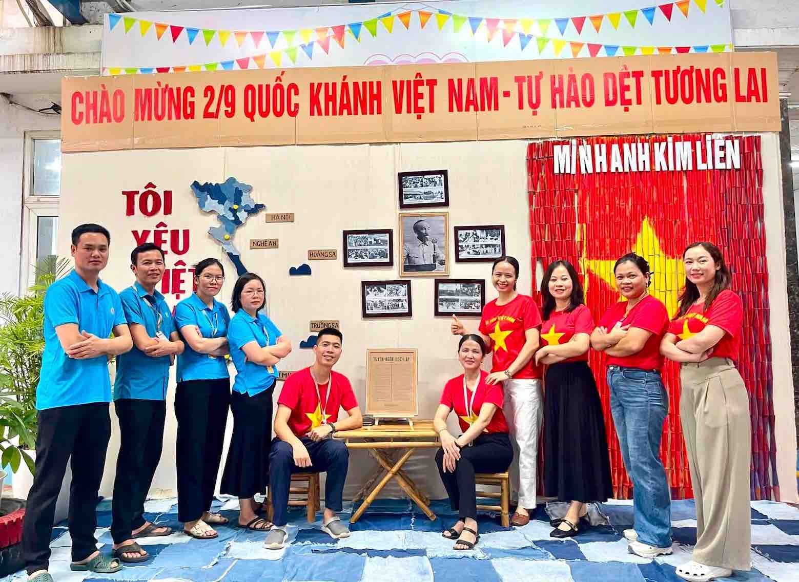Minh Anh Kim Lien workers build a map of Vietnam to celebrate National Day. Photo: Nghe An Trade Union