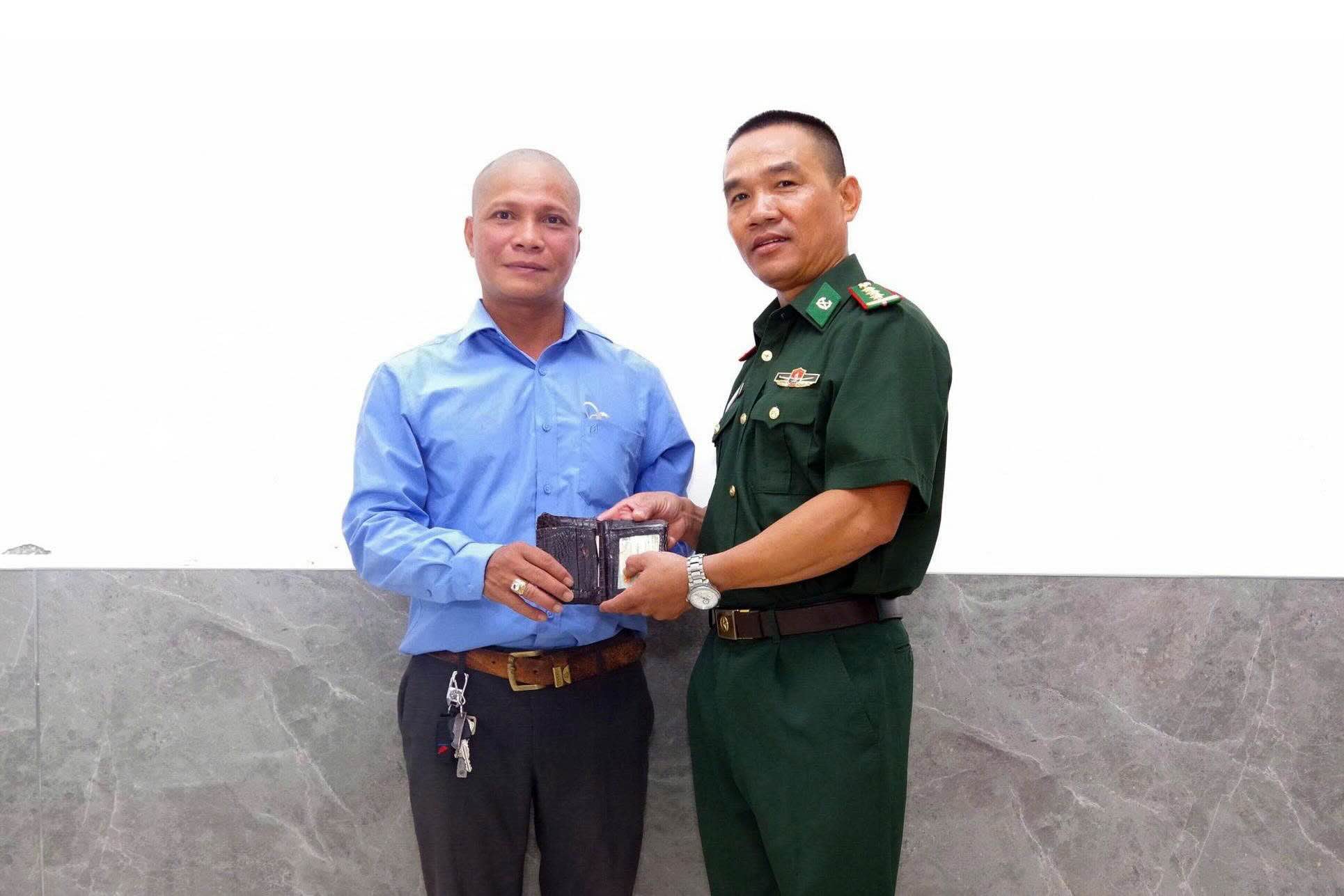 Border guard officers return property to the person who dropped it. Photo: Hue City Border Guard.