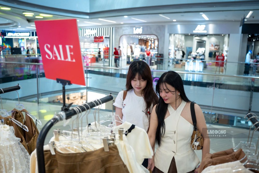 Shopping atmosphere at supermarkets and shopping centers in Ho Chi Minh City is more vibrant during the September 2nd holiday. Photo: Ngoc Le