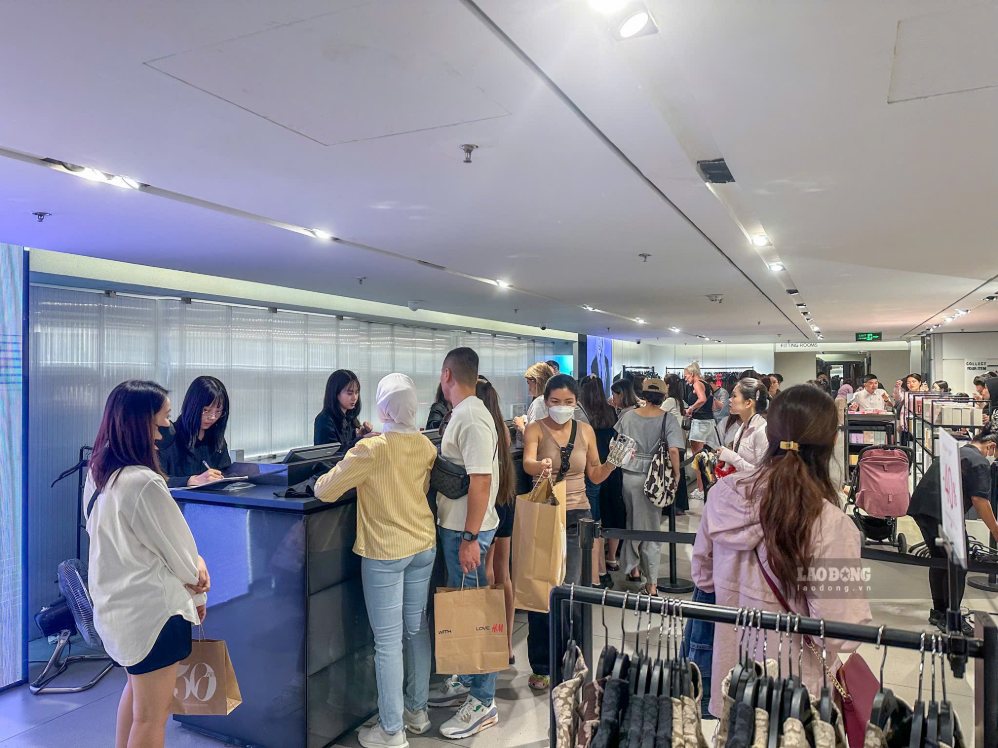 Người dân TPHCM tranh thủ mua sắm trong kỳ nghỉ lễ 2.9. Ảnh: Ngọc Lê