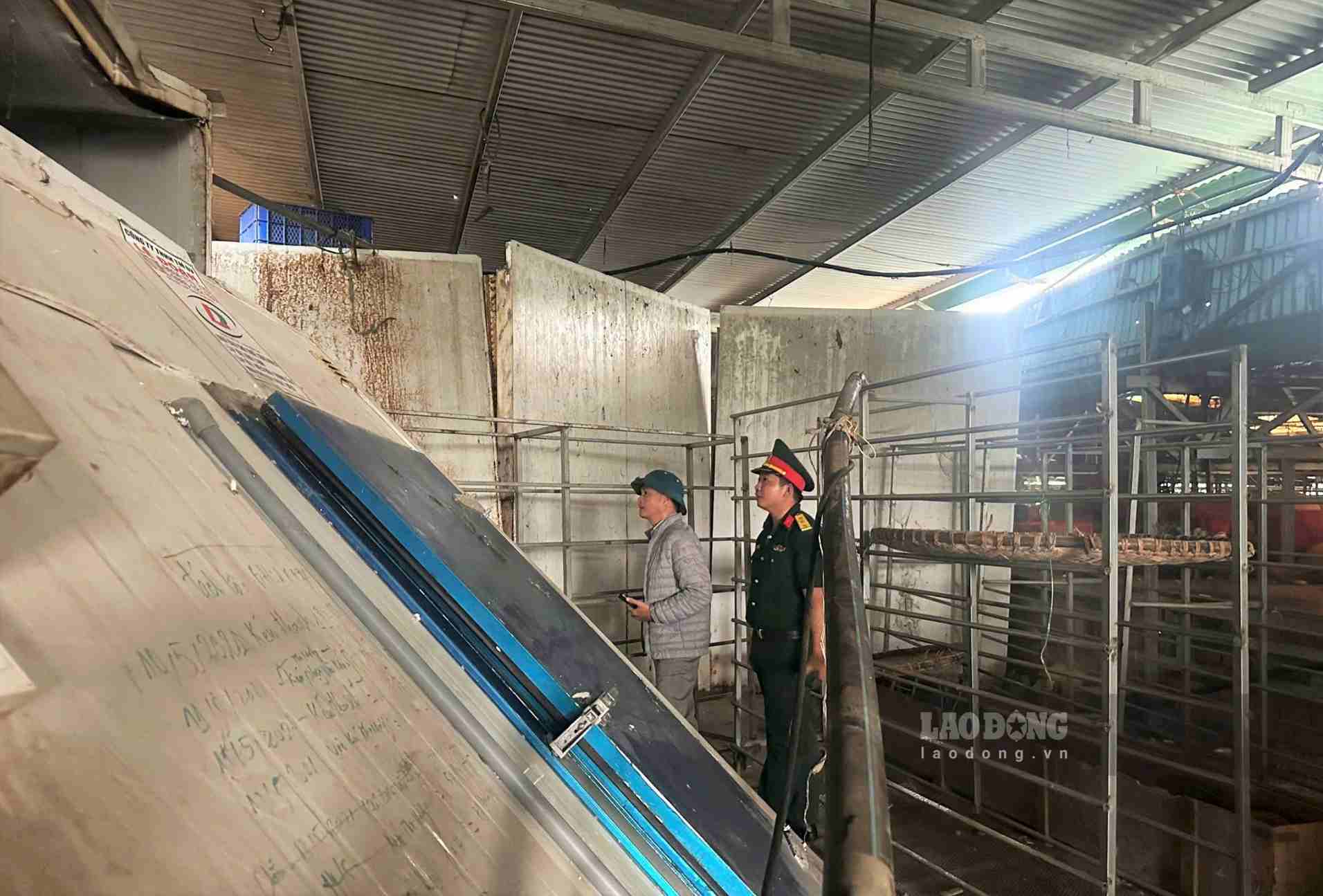 Sạt lở khiến một phần nhà xưởng sản xuất cùng nhiều tài sản, vật dụng của người dân bị hư hỏng. Ảnh: Phúc Khánh 