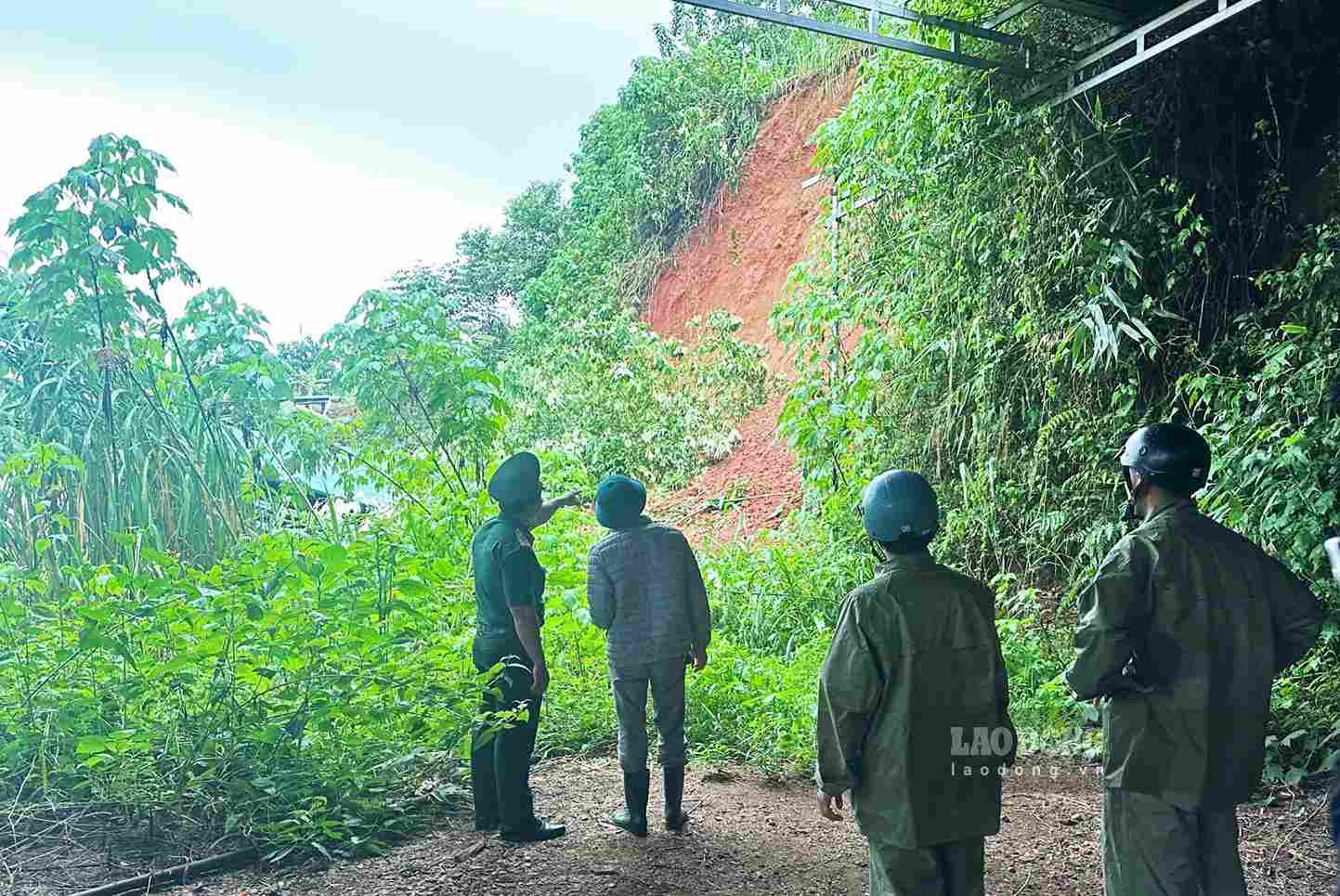 Dangerous landslide site damages production workshops in Bao Loc Ward 3. Photo: Phuc Khanh