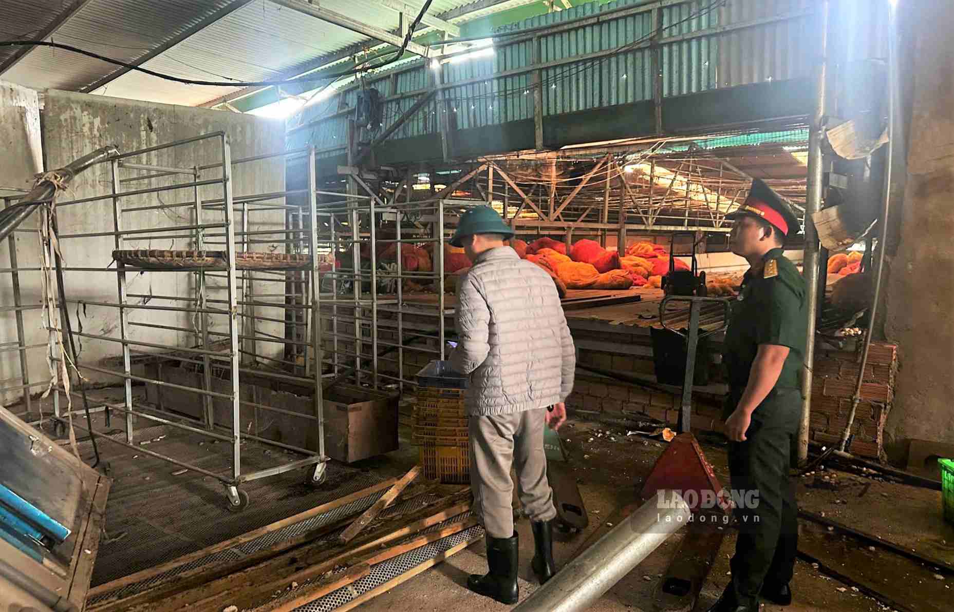 Nhiều trang thiết bị phục vụ sản xuất bên trong nhà xưởng bị hư hỏng do sạt lở. Ảnh: Phúc Khánh 