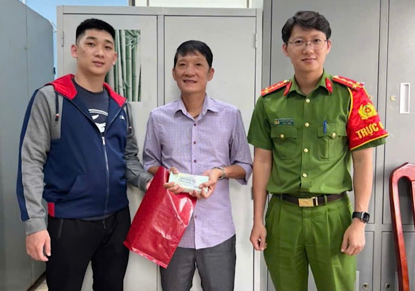 People pick up money and bring it to the police to ask them to find the person who dropped it to return it. Photo: Dong Hoi Ward Police