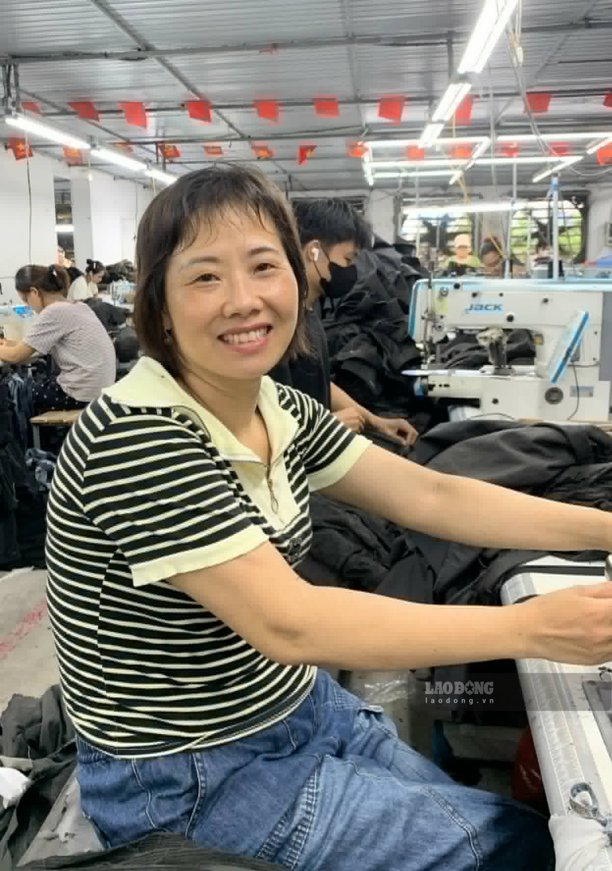 Theo chị Hưng - công nhân may - để đạt mức lương cao cần chăm chỉ, cố gắng và luôn có tinh thần học hỏi. Ảnh: Minh Hương.
