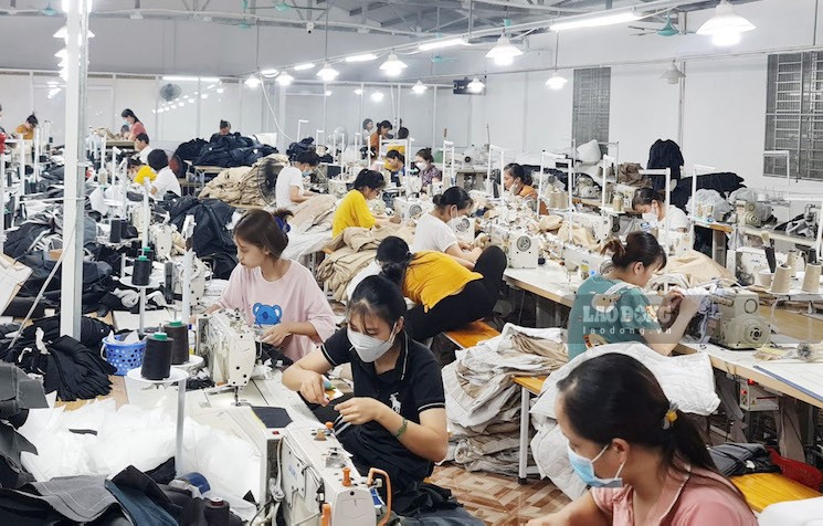 Besides favorable stages or high product unit prices, many garment workers believe that skills and proactive learning are factors that help earn high salaries. Photo: Minh Huong.