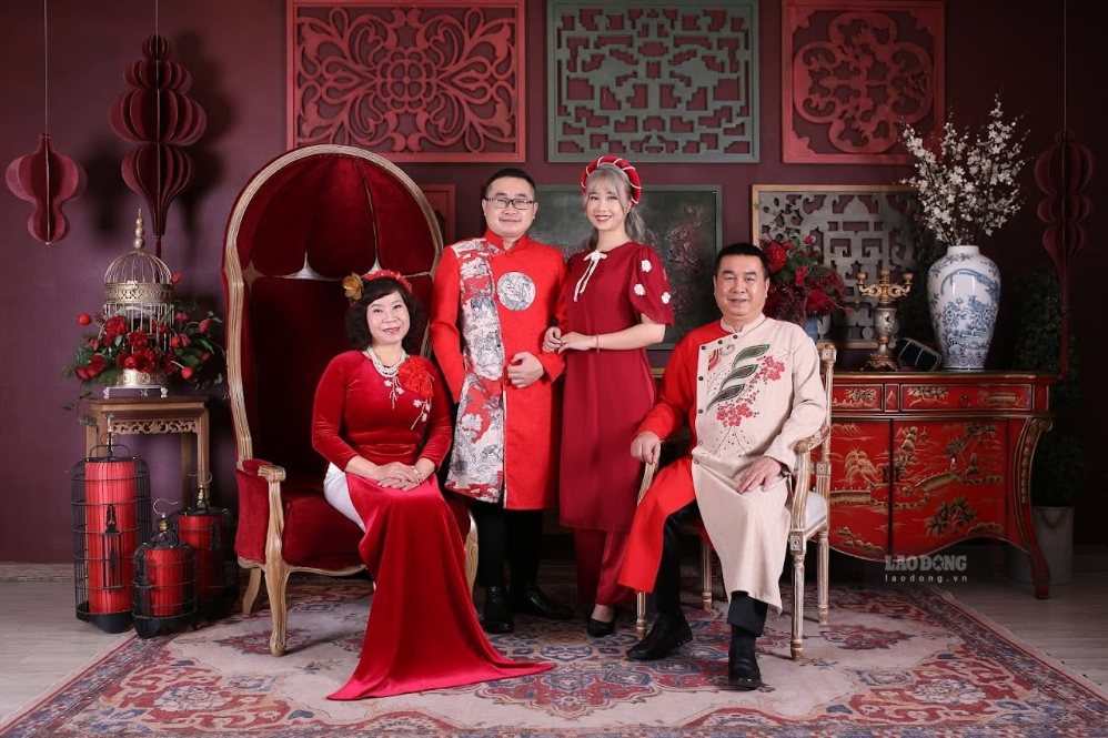 Keeping beautiful memories with images and footage is one of the reasons that helps young people connect more with their families. Photo: Tuan Dat