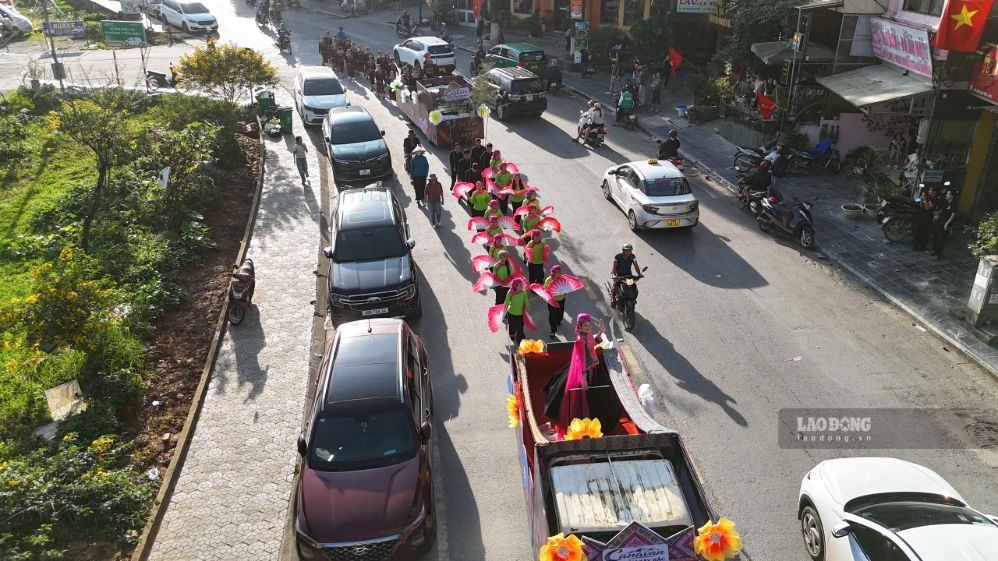 Đoàn xe nghệ thuật và đội hình biểu diễn di chuyển quanh hồ Sa Pa. 
