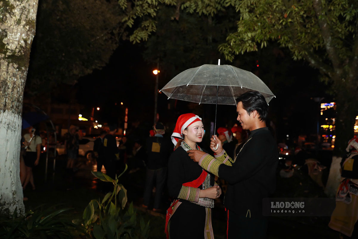 Tái hiện chợ tình