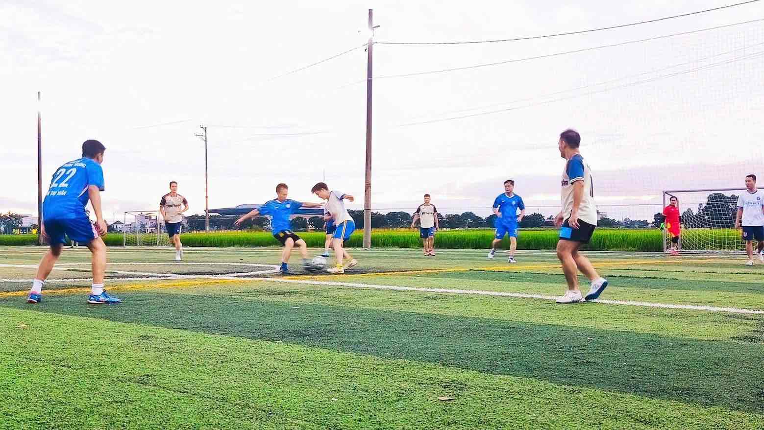 Youth Union members of Tho Xuan General Hospital exchange football to celebrate National Day. Photo: Thanh Hoa Trade Union
