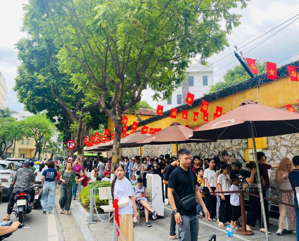 Di tích Nhà tù Hỏa Lò chật kín khách tham quan trước thềm Quốc khánh 2.9. Ảnh: Hào Hoa