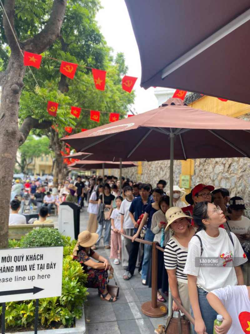 Dù đông đúc, bầu không khí khá trật tự.