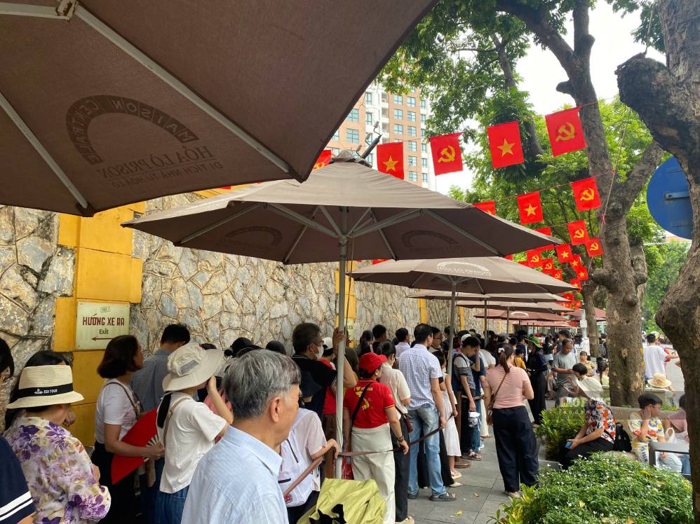 Khách xếp hàng dài trước cửa khu di tích. Ảnh: Hào Hoa