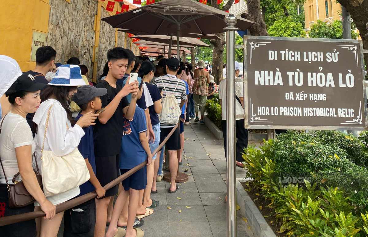 Customers line up to visit Hoa Lo Prison Relic. Photo: Hao Hoa
