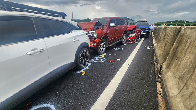 Scene of the chain collision on the Phan Thiet - Dau Giay expressway. Photo: Traffic Police Department