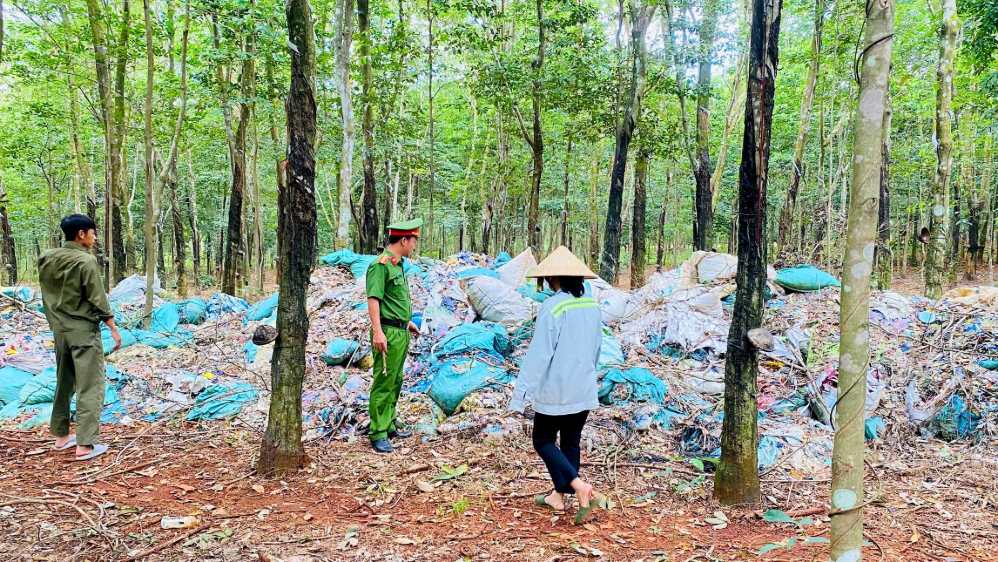 Phát hiện vụ đổ trộm chất thải rắn tại khu vực rừng cao su trồng xen cây gió bầu gần sân bay Tecnic thuộc ấp Quản Lợi, xã Tân Quan. Ảnh: Công an TP Đồng Nai