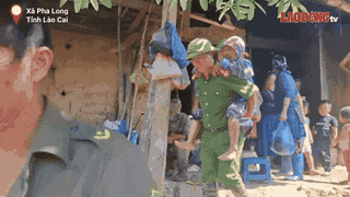 The 81-year-old woman who fell was supported by the police to be taken home. Photo: Quynh Trang