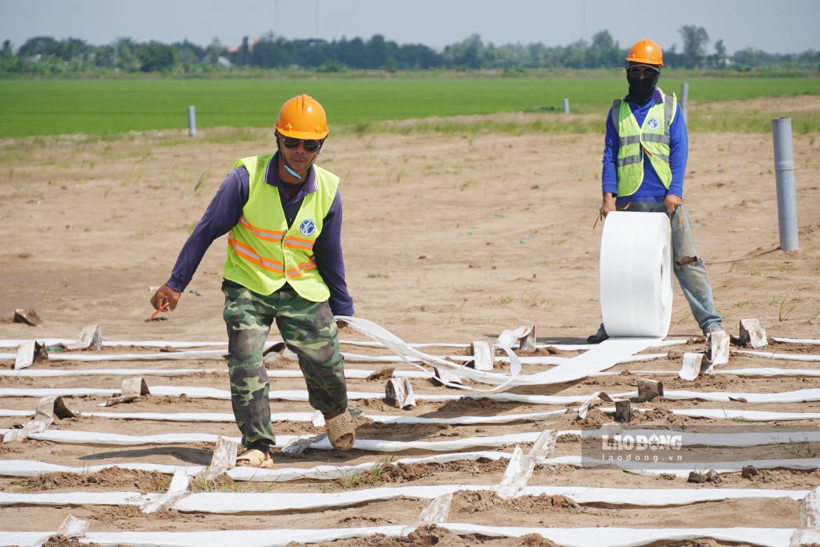 Workers constructing on the Chau Doc - Can Tho - Soc Trang expressway construction site. Photo: Ta Quang