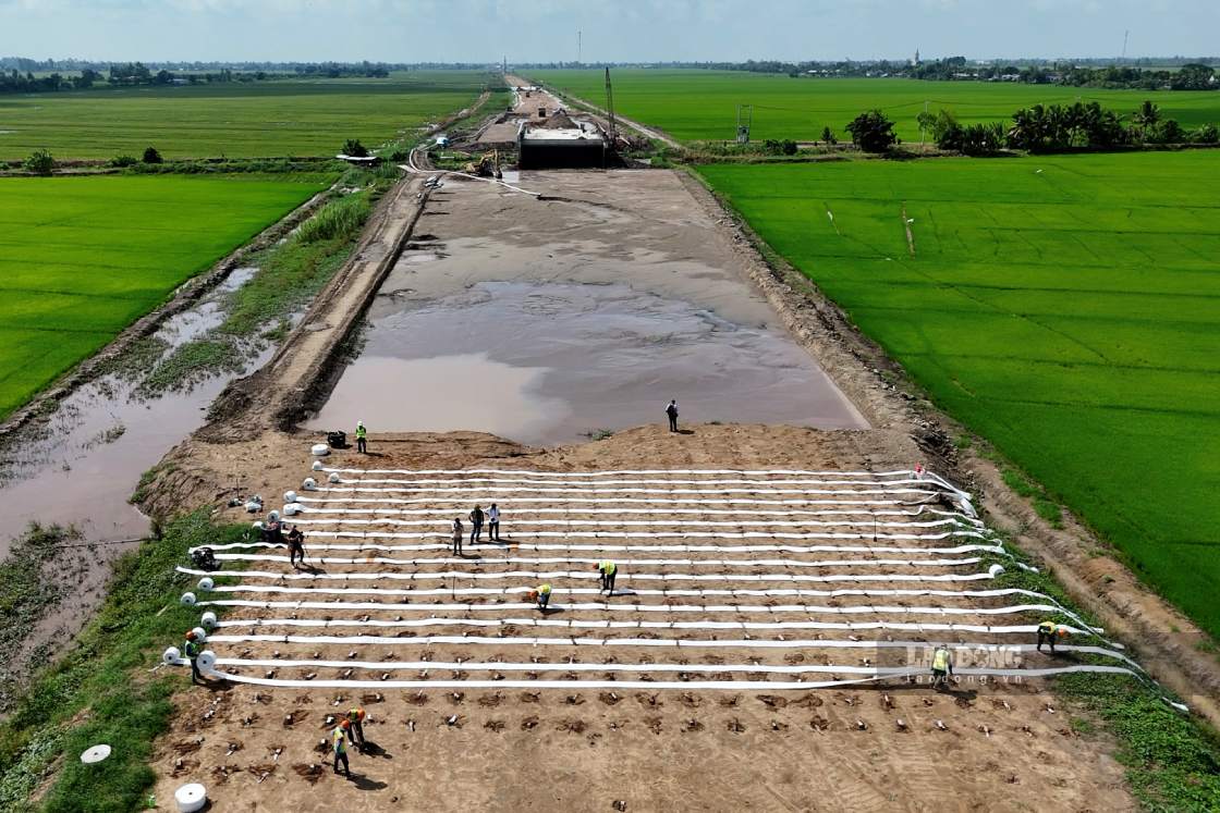 Công nhân tăng ca, làm xuyên lễ trên công trường cao tốc. Ảnh: Tạ Quang