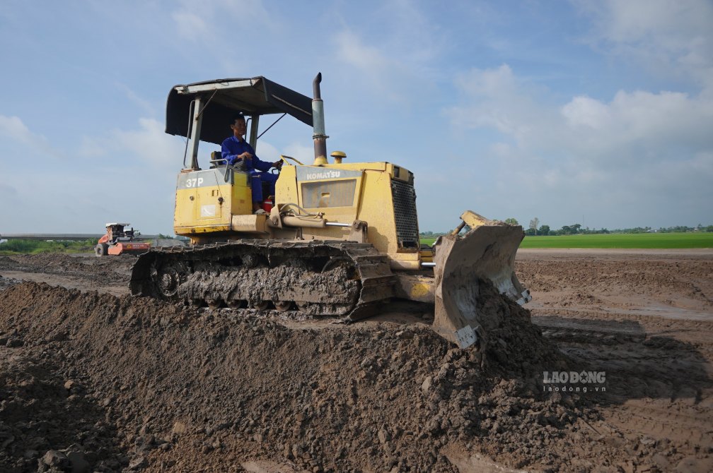 Ông Nguyễn Văn Mai hằng ngày vận hành xe ủi. Ảnh: Tạ Quang