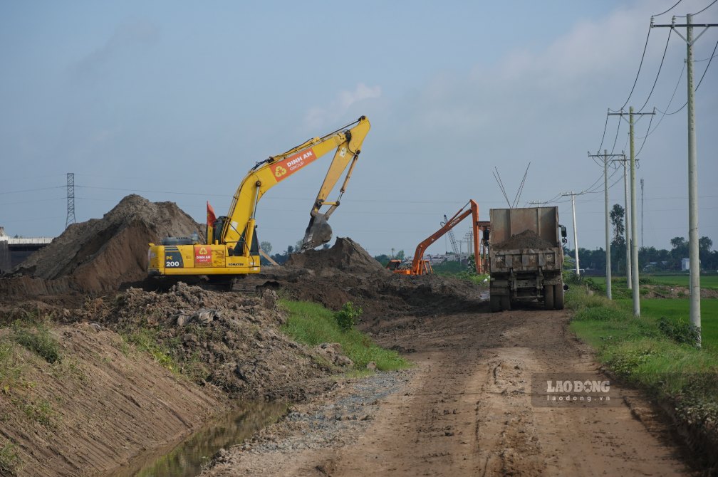 Nhiều mũi thi công vẫn được triển khai dịp lễ. Ảnh: Tạ Quang