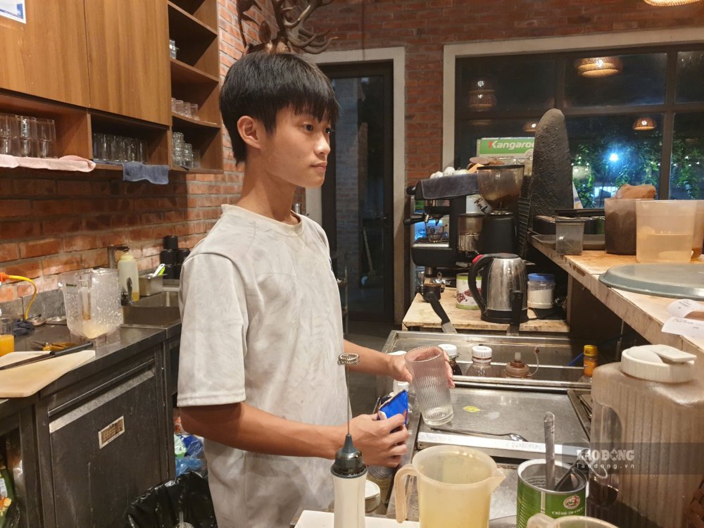 Mr. La Tri Dai believes that working extra during holidays is a valuable opportunity for young workers to increase their income and accumulate experience. Photo: Quynh Chi