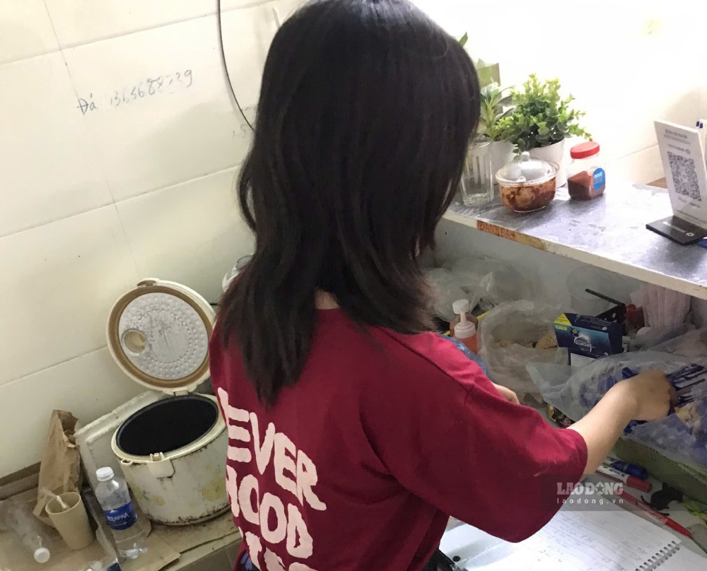Chị Huyền dự kiến sẽ có thu nhập khoảng 2,4 triệu đồng cho 5 ngày làm dịp lễ (29.8-2.9). Ảnh: Quỳnh Chi