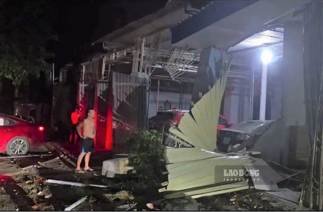 Scene of a car crashing into and collapsing a house gate in Dak Lak. Photo: N.Hung