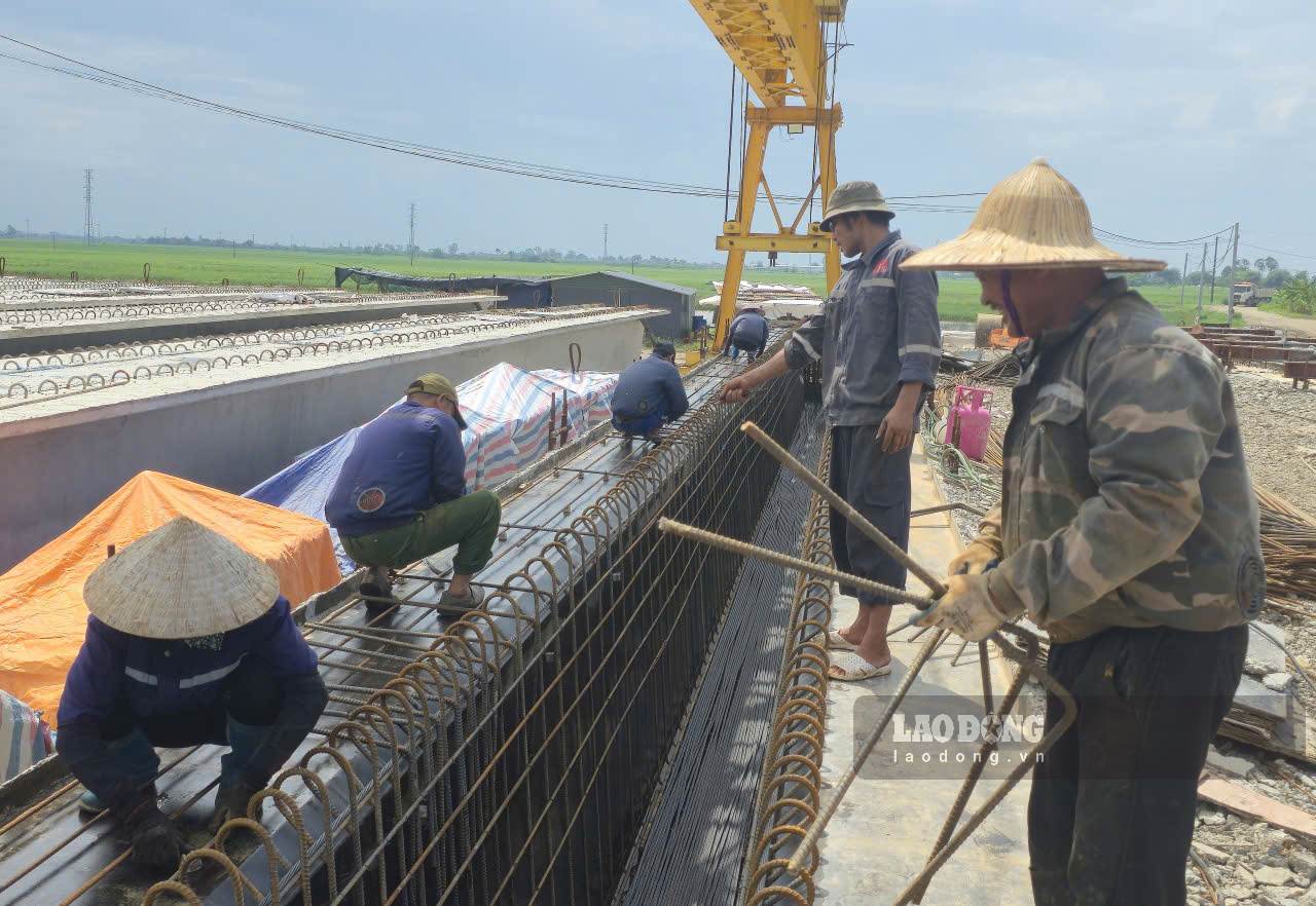 Công nhân tất bật thi công trên công trường cao tốc Ninh Bình- Hải Phòng. Ảnh: Nguyễn Trường