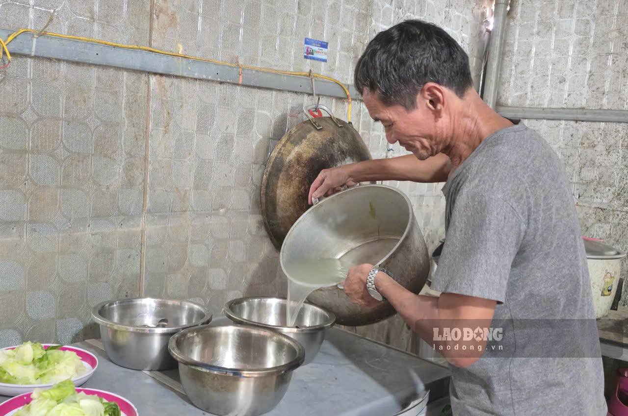 Công nhân nấu ăn ngay tại công trường để tranh thủ thời gian, đảm bảo tiến độ dự án. Ảnh: Nguyễn Trường