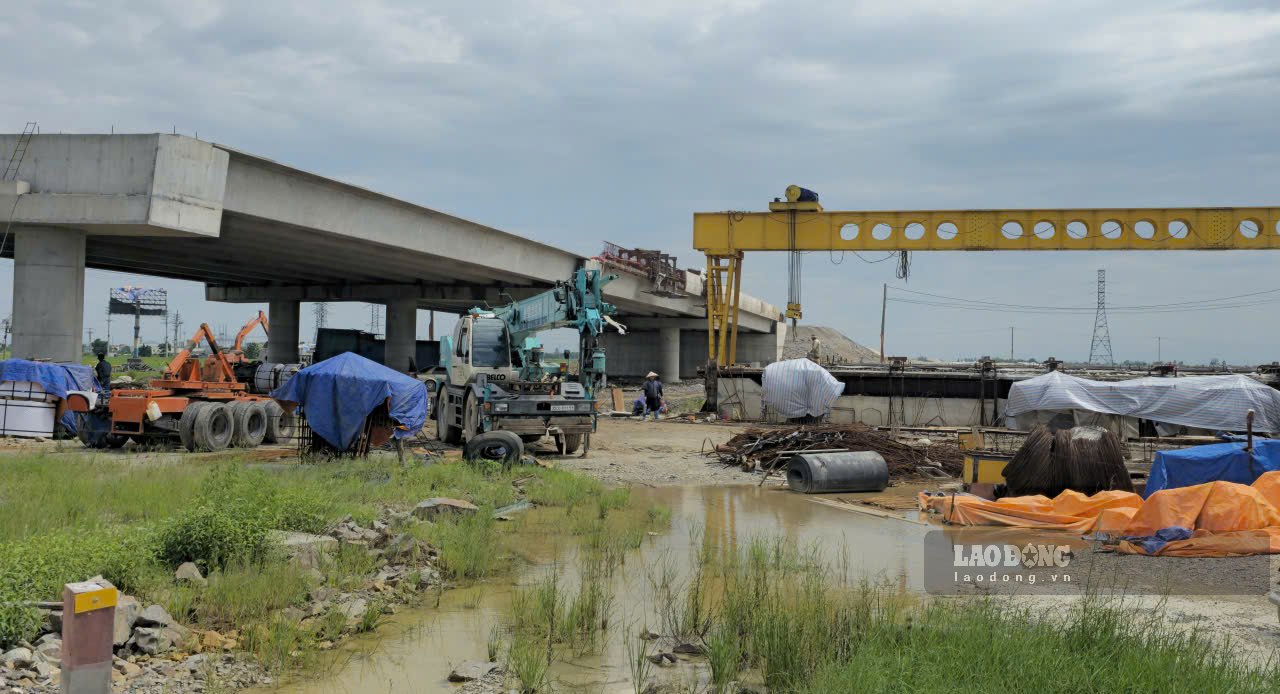 Chủ đầu tư đang chỉ đạo các nhà thầu tập trung nhaanh lực, vật lực để đẩy nhanh tiến độ dự án. Ảnh: Nguyễn Trường