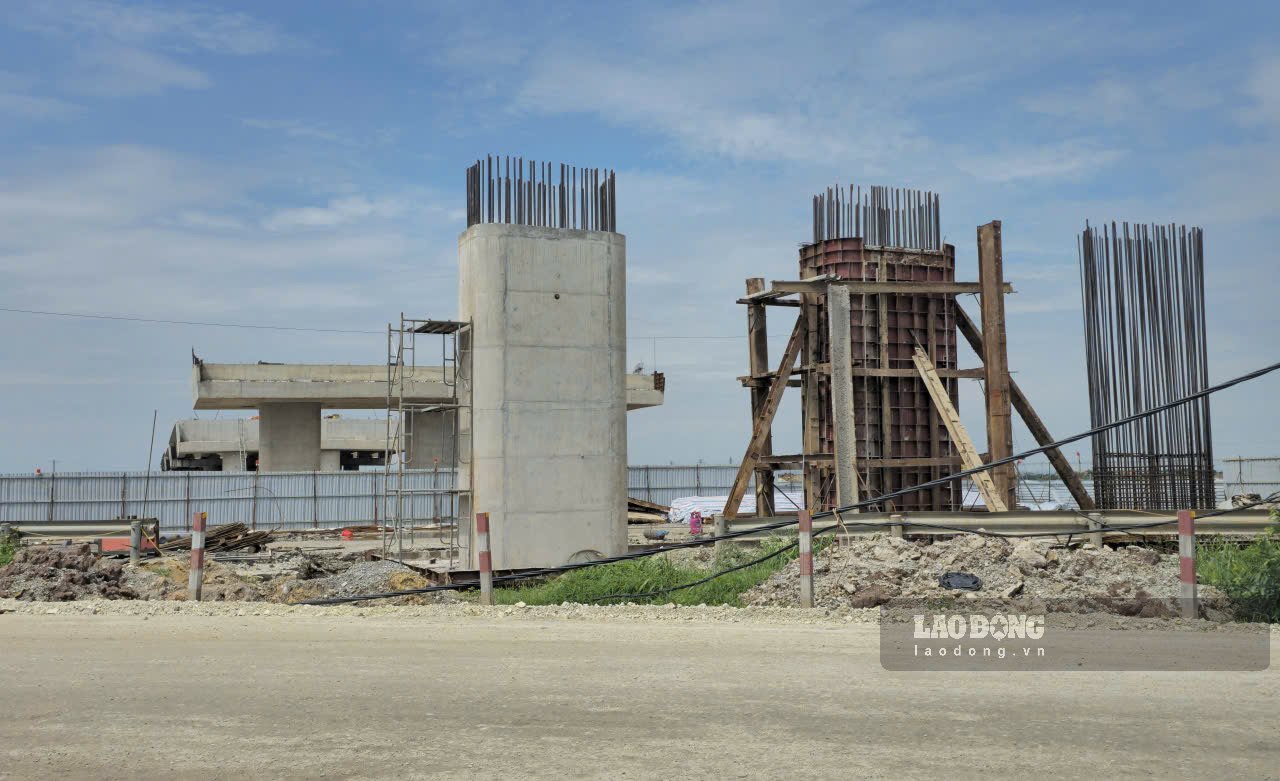The Ninh Binh - Hai Phong expressway section passing through the former Ninh Binh province has a total length of about 25.3km with a total investment of more than 9,113 billion VND, expected to be completed and put into use by the end of 2026. Photo: Nguyen Truong