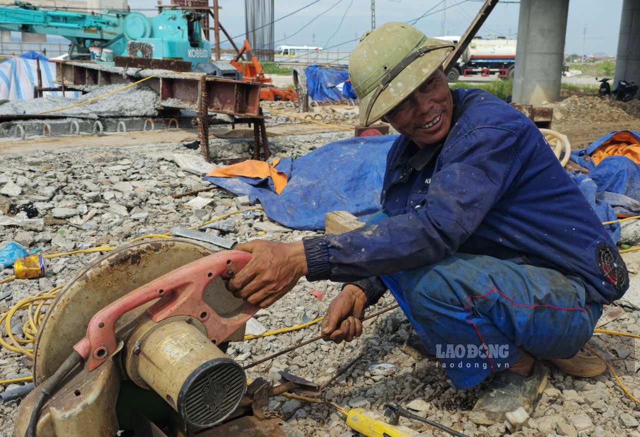 Những công nhân thi công xuyên lễ trên công trường cao tốc Ninh Bình- Hải Phòng. Ảnh: Nguyễn Trường