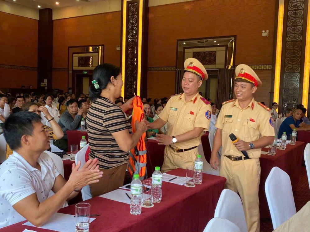 CSGT CATP Đà Nẵng siết chặt an toàn đường thủy. Ảnh: Công an Đà Nẵng