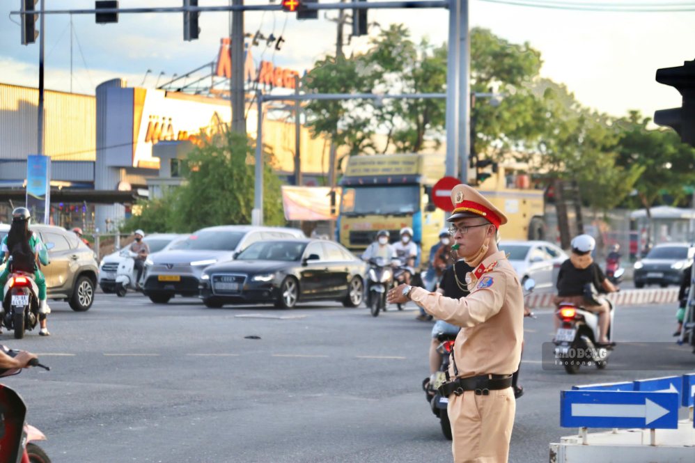 La policía de Da Nang despliega simultáneamente fuerzas para garantizar la seguridad y el tráfico durante las vacaciones 2. 9. Foto: Nguyen Linh
