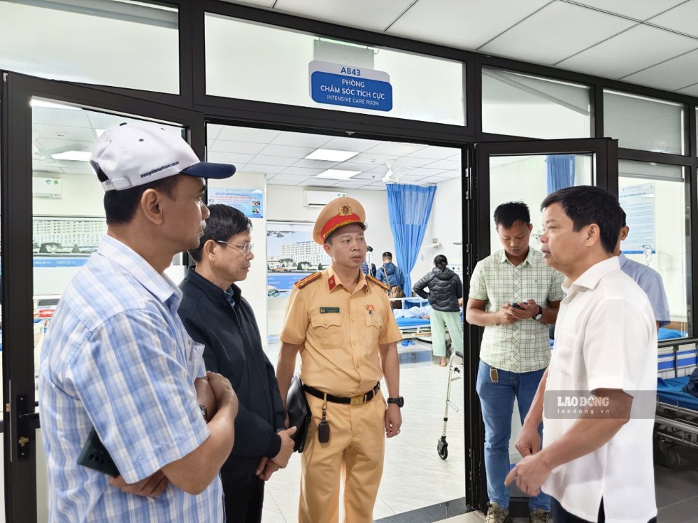 Lãnh đạo tỉnh Gia Lai và Phòng cảnh sát giao thông đến bệnh viện thăm hỏi tình hình các nạn nhân. Ảnh: Thanh Tuấn
