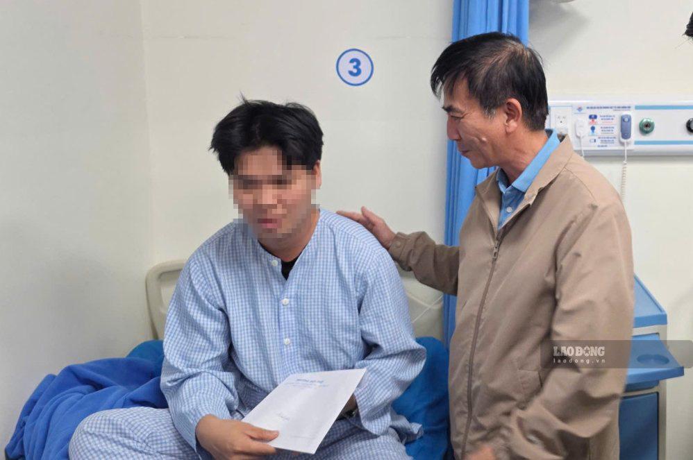 Lãnh đạo phường Hội Phú thăm hỏi nạn nhân trong vụ tai nạn. Ảnh: Thanh Tuấn