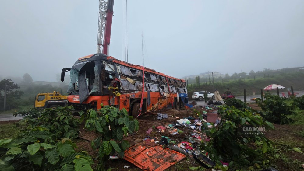 Scene of the passenger car accident. Photo: Thanh Tuan