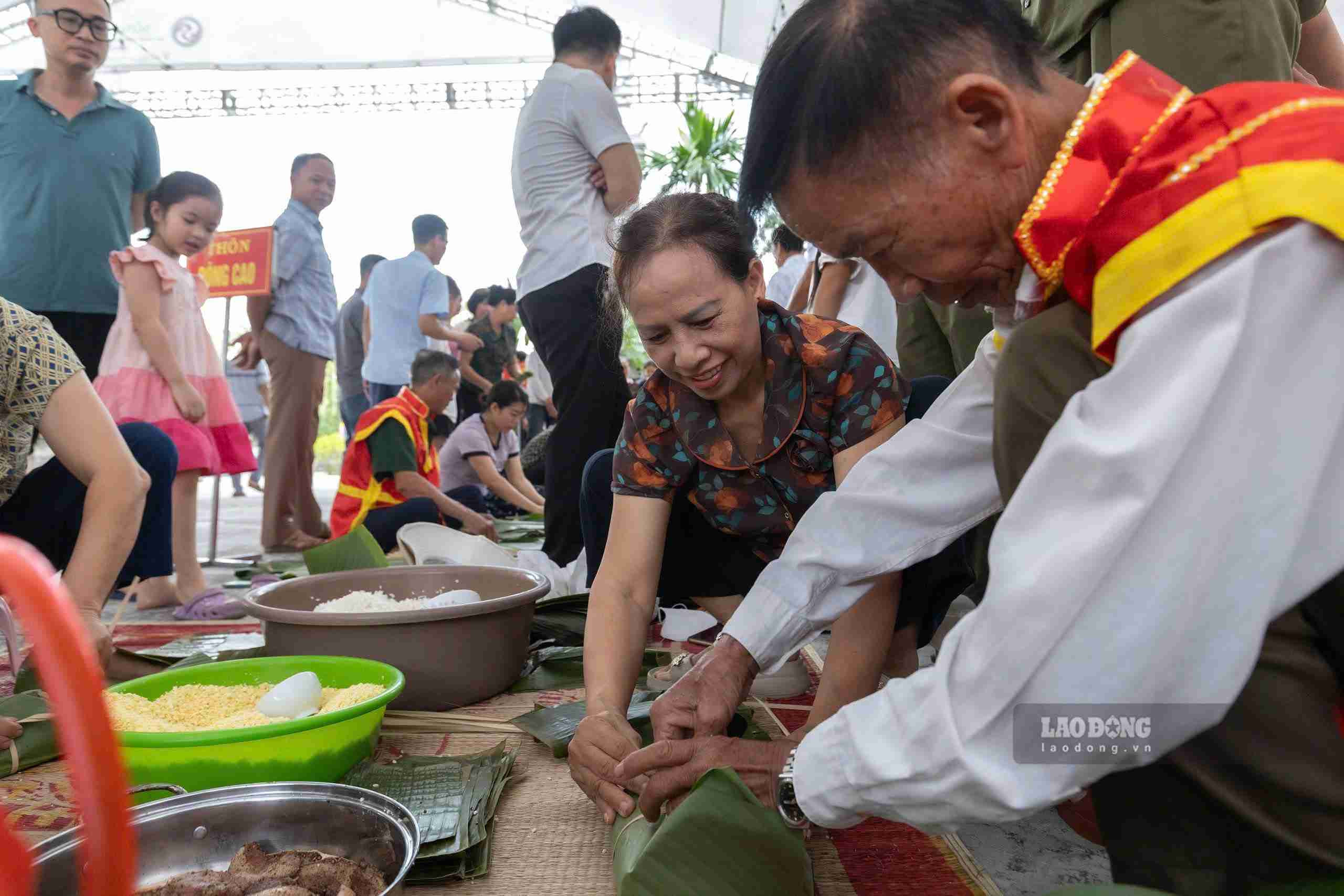 13 đội sôi nổi tranh tài gói bánh chưng tại xã Khúc Thừa Dụ. Ảnh: Mai Hương