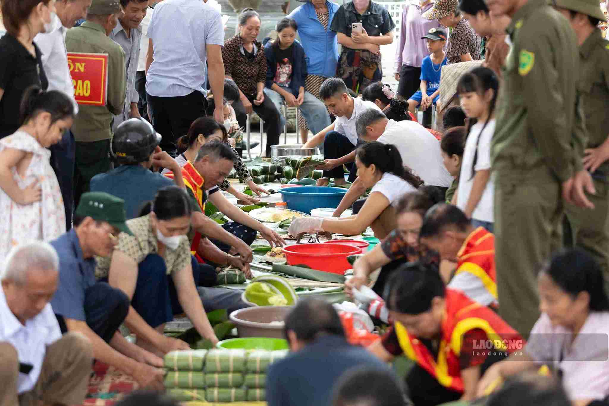Hội thi gói bánh chưng sôi nổi tại lễ hội Khúc Thừa Dụ. Ảnh: Mai Hương