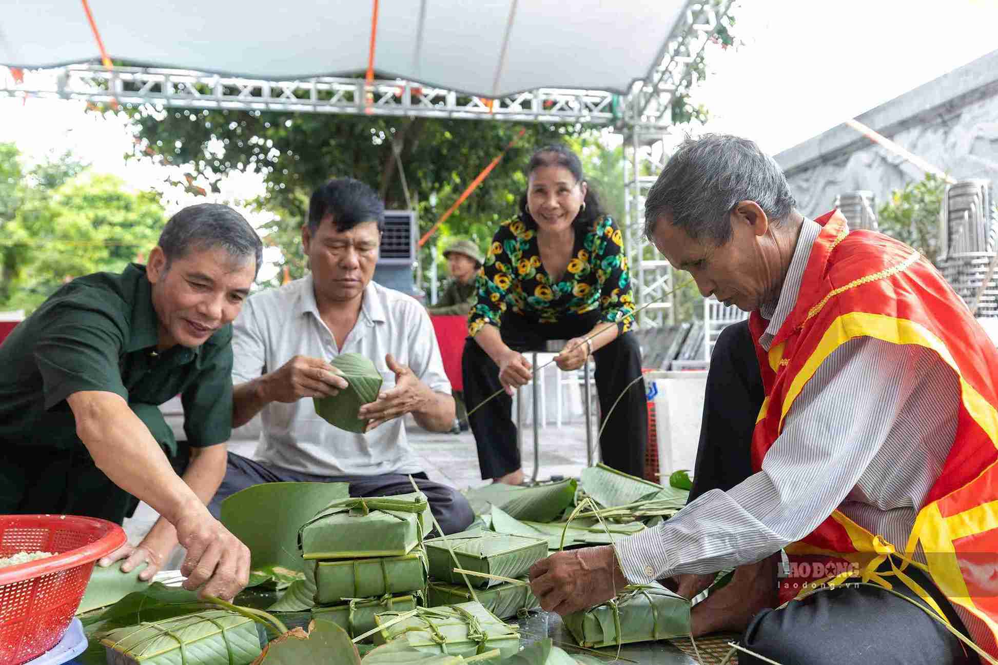 Khuc Thua Du people excitedly compete to wrap banh chung. Photo: Mai Huong