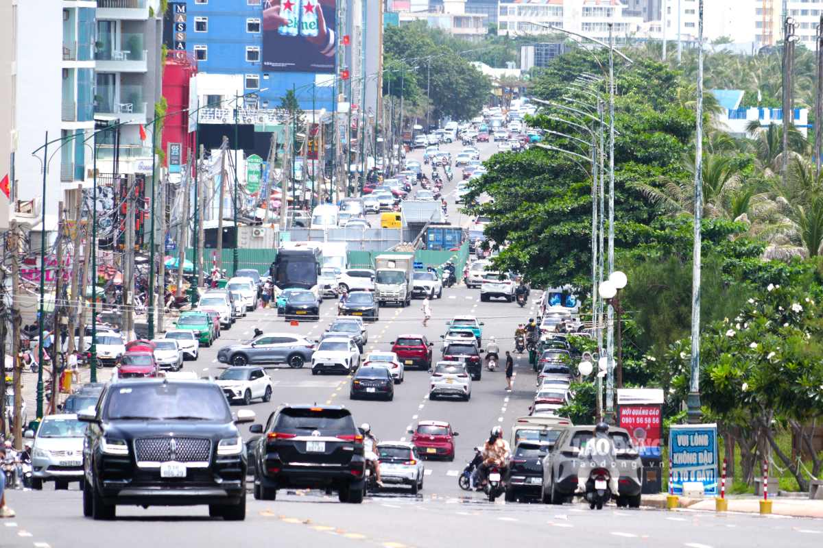 Lưu thông khá thông thoáng trên đường Thùy Vân (khu vực Bãi Sau) trưa 31.8. Ảnh: Thành An