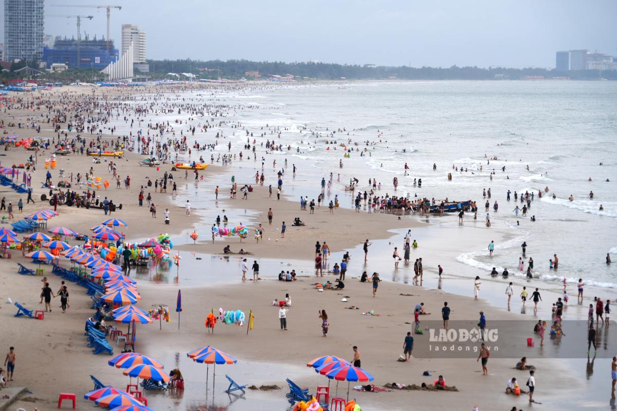 Swimmers in Vung Tau at 6 am on August 31. Photo: Thanh An