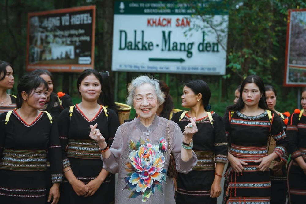 Du khách hào hứng hòa mình vào các lễ hội ở Măng Đen. Ảnh: UBND xã Măng Đen