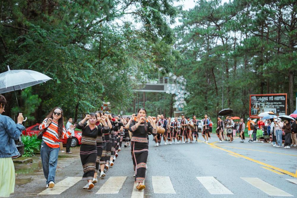Mang Den commune, Quang Ngai province is bustling in a festive atmosphere as hundreds of artisans, actors and local people participate. Photo: Mang Den Commune People's Committee