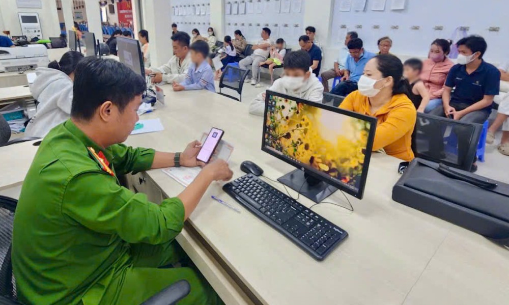 Nhiều người đi làm ăn xa, đi học tranh thủ kỳ nghỉ Lễ 2.9 đến Công an làm các thủ tục hành chính. Ảnh: Tiến Dũng/Công an An Giang